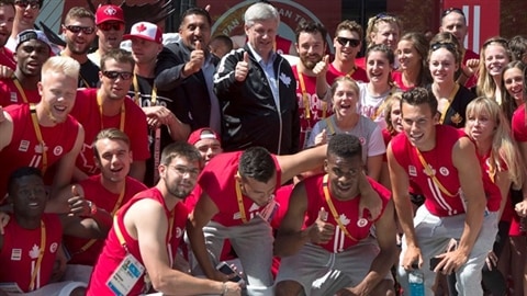 Le premier ministre du Canada, Stephen Harper, encourage les athlètes canadiens qui participent aux Jeux panaméricains de Toronto en ce moment.