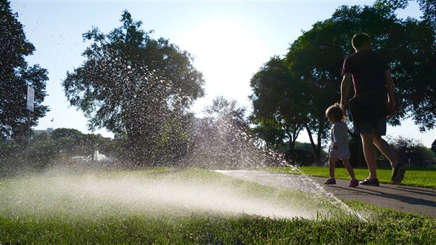 El uso de ropas livianas y el consumo de líquidos son recomendados para hacer frente al calor intenso.