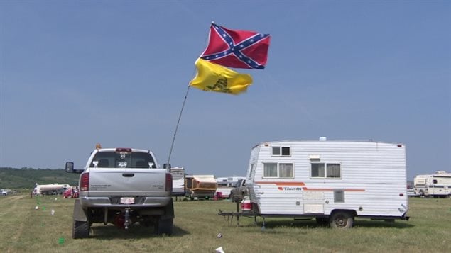 Le drapeau confédéré décore certains terrains du populaire Jamboree country de Craven, en Saskatchewan.