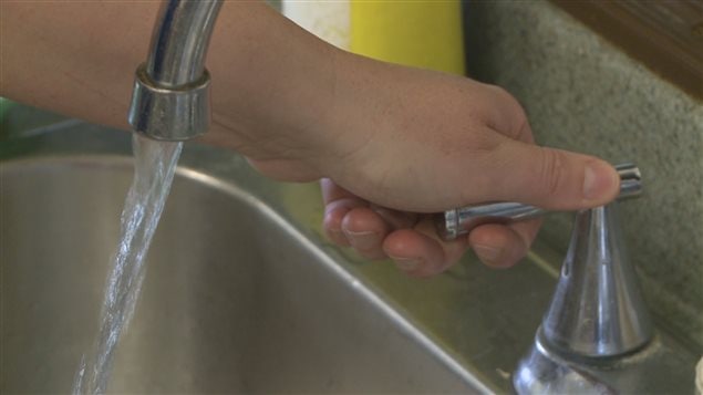 Certains habitants de Léry vivent sans eau potable courante. Certains habitants de Léry vivent sans eau potable courante.