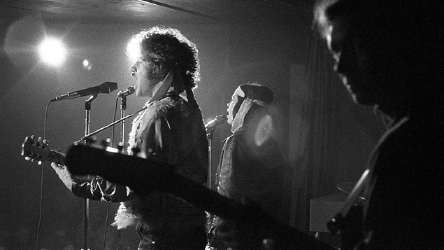 Robert Charlebois et Mouffe à la Butte à Mathieu, en 1967 Robert Charlebois et Mouffe à la Butte à Mathieu, en 1967