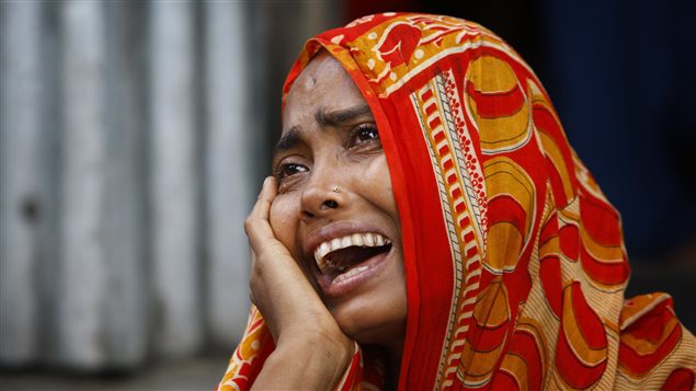 Momotaj Begum llora por su hija Rubi Akhtar de 12 años quien murió pisoteada por la multitud 