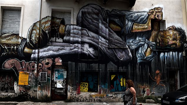 Un mural con la imagen de una persona sin techo en una calle de Atenas.