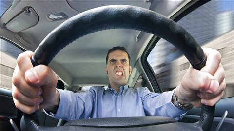 Un autre sondage réalisé en 2012 celui-là par l'agence Léger Marketing révélait que 79 % des Canadiens admettent avoir un comportement agressif au volant à la suite d'un geste posé par un autre conducteur. Les conducteurs distraits (tels que ceux utilisant les téléphones mobiles) sont la cause la plus commune des réactions de rage sur la route. Être coupé par les autres conducteurs, ainsi que le comportement de talonnage inspire aussi la rage au volant, bien que des problèmes personnels tels que le fait d'être en retard et d'avoir une mauvaise journée ont également été signalés comme des raisons menant ont la colère au volant. Ce sondage a été mené en ligne et la taille de l'échantillon était 1423 automobilistes canadiens de 18 ans et plus.