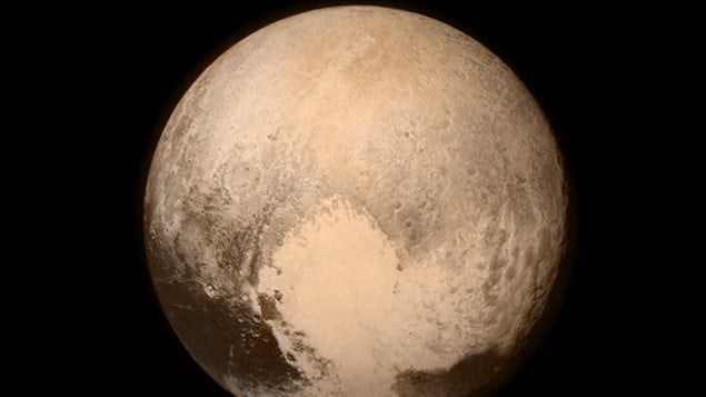 La dernière image de Pluton à nous parvenir avant le plus près passage, alors que la sonde New Horizons était à 768 000 kilomètres de la planète. Pluton mesure presque la moitié de la largeur de tout le Canada.