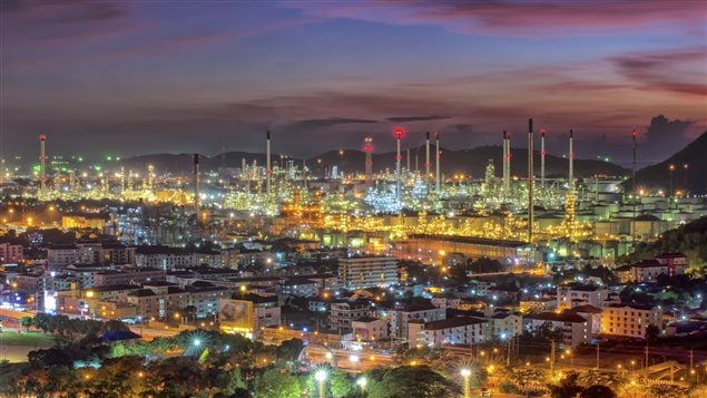 Une raffinerie de pétrole en Iran, au coucher du soleil