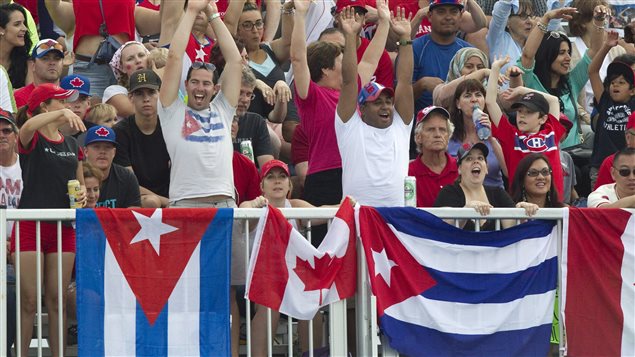 Seguidores cubanos alientan a sus coterraneos durante los Juegos Panamericanos de Toronot 2015. (Foto Archivo)