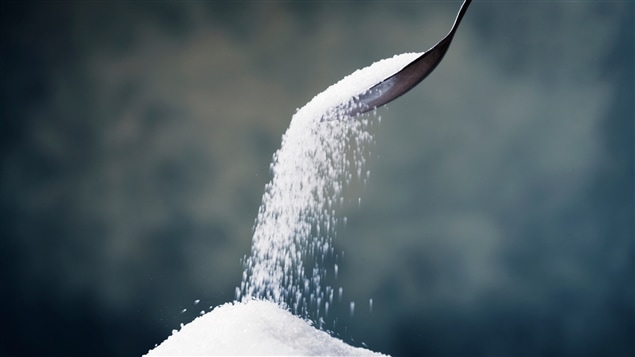 Les preuves scientifiques sur les ravages causés par le sucre se multiplient et certaines enquêtes suggèrent même que la consommation de sucre même à faibles doses (plus de 100 grammes par jours est beaucoup plus dangereux que la consommation de sel de plus de 300 milligrammes.