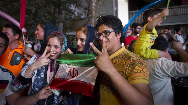 من مشاهد الابتهاج بإبرام الاتفاق حول برنامج إيران النووي في أحد شوارع طهران يوم الثلاثاء