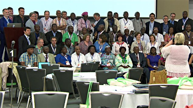 Des délégués qui participeront au 7ème congrès mondial de l'Internationale de l'Éducation, à Ottawa, prennent une photo de groupe, dimanche.