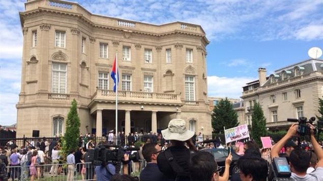 La bandera cubana en la sede de la embajada de ese país en Estados Unidos. 