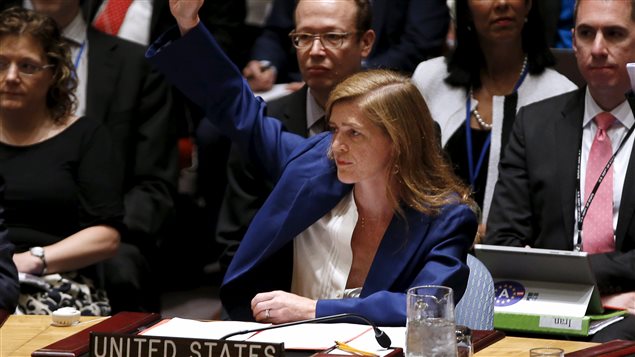 La embajadora de Estados Unidos ante la ONU, Samantha Power, al momento del voto en el Consejo de Seguridad sobre el acuerdo con Irán. 