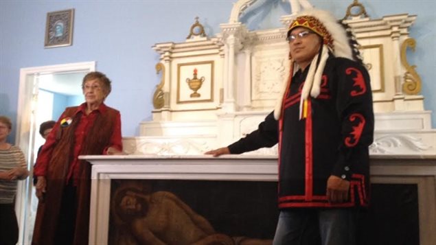 L’historienne Mi’kmaq Lillian Marshall et le chef de la communauté de Potlotek Wilburt Marshall devant l’autel historique qui a `été rendu à la communauté après 155 ans. 