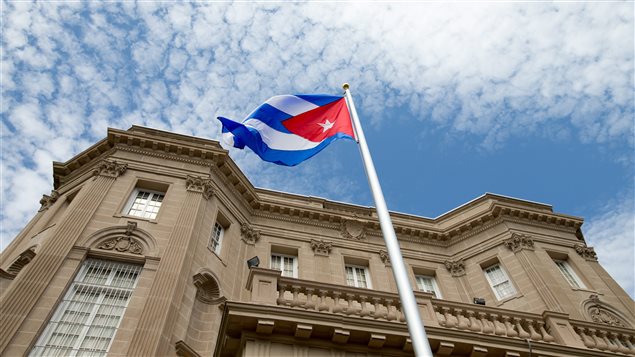 Bandera cubana delante de la Embajada de Cuba en Washington.