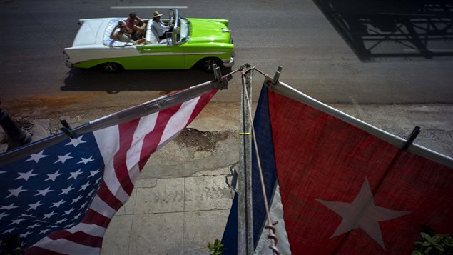 العلمان الأميركي والكوبي يرفرفان فوق سفارة الولايات المتّحدة في العاصمة الكوبيّة هافانا