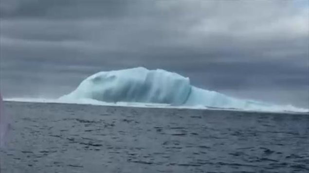 Un iceberg se retourne sur lui-même à Terre-Neuve