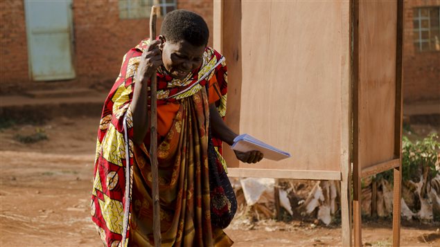 Una señora de la provincia de Ngozi, al norte de Burundi, llegando al lugar de votación a pesar de la violencia y los llamados al boicot. 