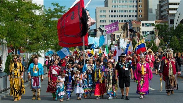 El Desfile de la Amistad Nuestroamericana es una cita multicultural en la que participan cientos de personas y miles de espectadores. 