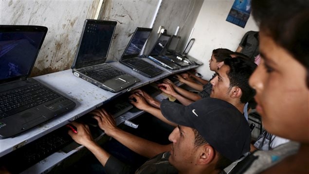 صورة أخذت اليوم في مقهى إنترنت في مدينة دوما القريبة من دمشق