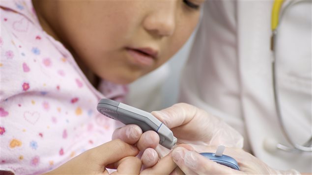 Une jeune fille faisant son test de diabète.