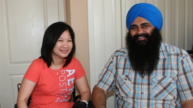 Vicky Venancio en compagnie du député d'Edmonton-Sherwood Park Tim Uppal.