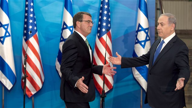 رئيس الحكومة الإسرائيلية بنيامين نتنياهو (إلى اليمين) مرحباً بوزير الدفاع الأميركي آش كارتر يوم الثلاثاء الفائت في القدس