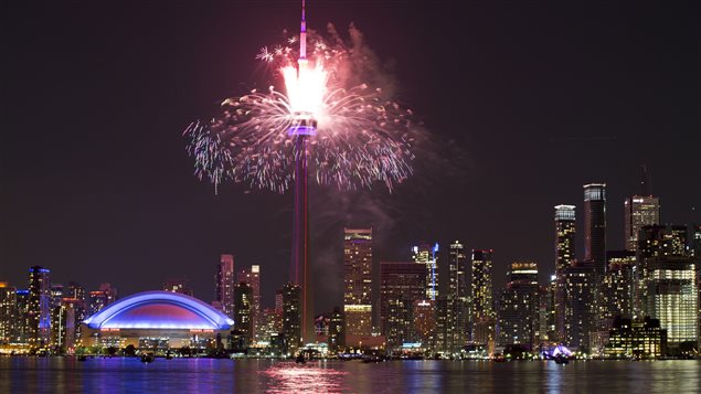 Feu d'artifice autour de la tour CN à Toronto pour la cérémonie de clôture des Jeux panam, dimanche soir.