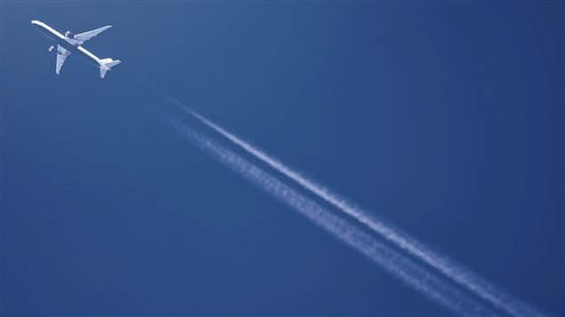 Un avion traverse le ciel