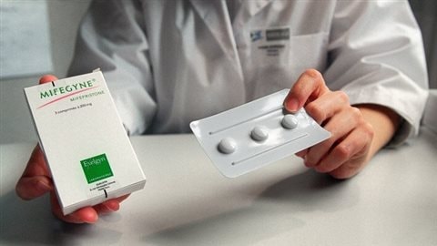 La mifépristone fait partie de la liste des médicaments essentiels de l'Organisation mondiale de la santé (liste mise à jour en avril 2013). En 2014, le Canada restait l'un des rares pays occidentaux à ne pas avoir approuvé l'usage de la mifépristone. Les avortements médicamenteux sont très peu nombreux au Canada, et ils reposent sur l'administration de méthotrexate, hautement toxique...