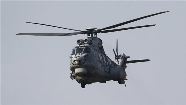 مروحية تركية من طراز "كوغار AS-532AL" تقلع من قاعدة إنجرليك الجوية في مدينة أضنة في جنوب تركيا يوم الاثنين. من جهتهم اتهم مقاتلون أكراد في شمال سوريا الجيش التركي  بقصف مواقعهم في ذاك اليوم. 