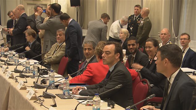 Des représentants des États-Unis, de l'Irak, la Syrie, la Turquie et des Nations unies sont présents.