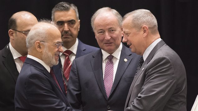 Le ministre des Affaires étrangères irakien Ibrahim Al-Jaafari (gauche), le ministre canadien Rob Nicholson et général américain John R. Allen, à la réunion anti-EI de Québec.
