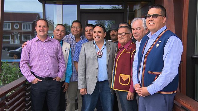 Le chef national de l'Assemblée des Premières Nations, Perry Bellegarde, en compagnie des chefs innus