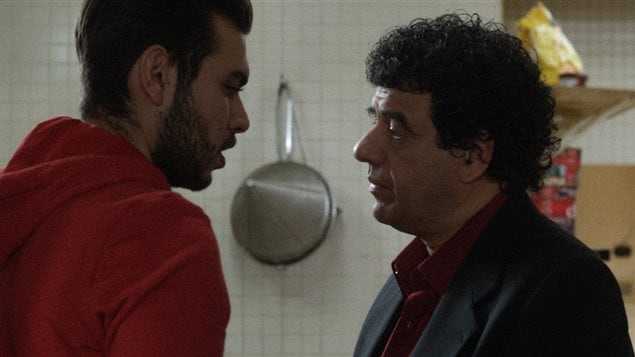الممثلان محمد لطفي (إلى اليمين) وإيلي جان طحشي في فيلم "عالمان" (Deux mondes)