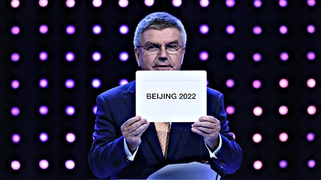 El presidente del COI, Thomas Bach, anuncia la elección de Pekín para organizar el evento.