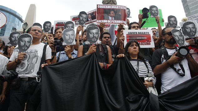 Con imágenes en blanco y negro de Rubén Espinosa, el periodista y fotógrafo asesinado, sus colegas, activistas de Derechos Humanos y líderes sociales exigieron justicia en México.