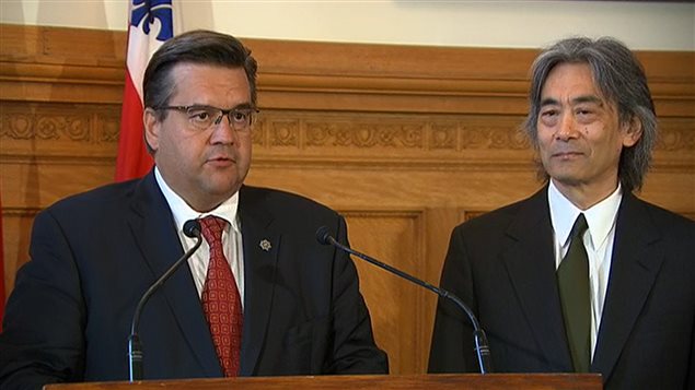 Le maire de Montréal, Denis Coderre, et le maestro Kent Nagano lors de l'annonce de l'hommage au 70e anniversaire de la tragédie d'Hiroshima.