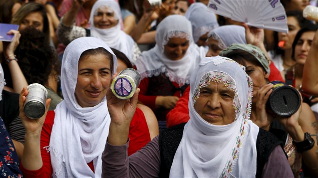 جانب من تظاهرة ضد تجدد أعمال العنف بين أنقرة و"حزب العمال الكردستاني" يوم السبت في وسط اسطنبول