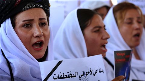 Des femmes Yézidis manifestent le 15 août 2015 devant un bureau des Nations Unies en Irak en soutien aux femmes de leur communauté qui ont été enlevées par le groupe armé État islamique en 2014.