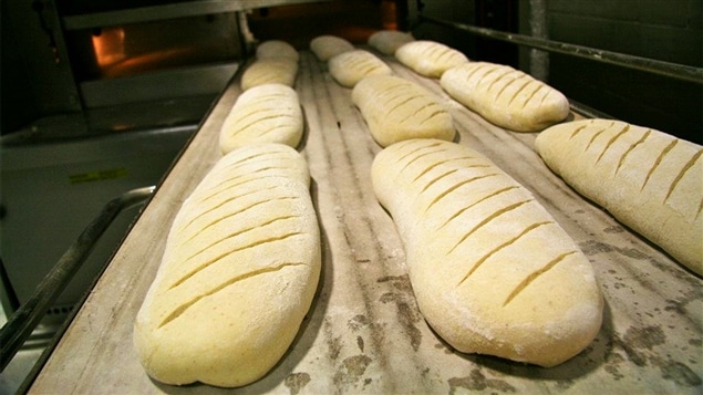 Des pains de la boulangerie en attente de cuisson