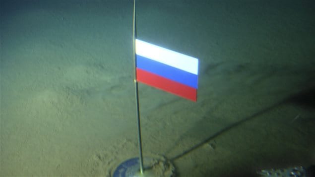 Bandera de la Federación de Rusia en el lecho marino.