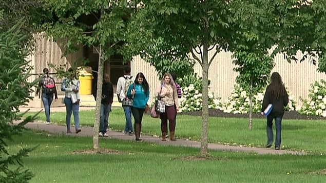 Au Québec, 15 % des étudiants disent être stressés en regard du financement de leurs études, comparativement à 28 % pour l’ensemble des étudiants canadiens.