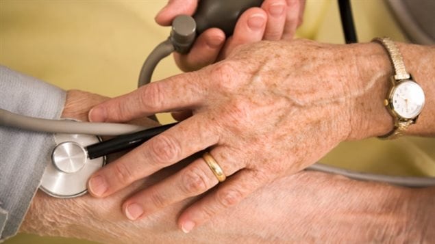 رصدت حكومة كيبيك في ميزانيتها الأخيرة مبلغ 60 مليون دولار لزيادة خدمات الرعاية الصحية في المنزل للأشخاص المسنين. 