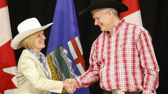 La première ministre de l'Alberta, Rachel Notley et le premier ministre du Canada, Stephen Harper