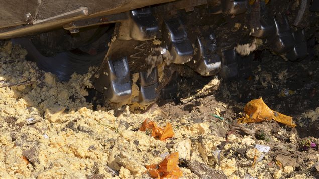 Une vraie honte: En finir avec le gaspillage alimentaire ! .... - Page 4 150806_a09fn_russie-destruction-fromage_sn635