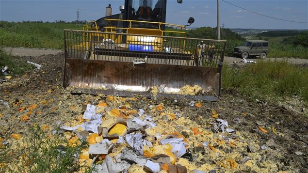 Une vraie honte: En finir avec le gaspillage alimentaire ! .... - Page 4 150806_v75jg_destruction-aliments-russie_sn635