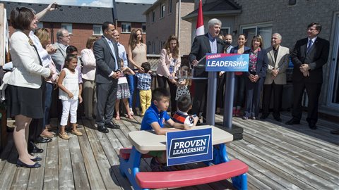 Le chef conservateur Stephen Harper soutenait il y a quelques jours en campagne électorale que la prospérité de l'économie canadienne passe par des taxes et des impôts peu élevés.