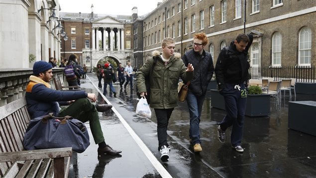 Des étudiants sur le campus du Kings College, à Londres.  Photo :  Olivia Harris / Reuters