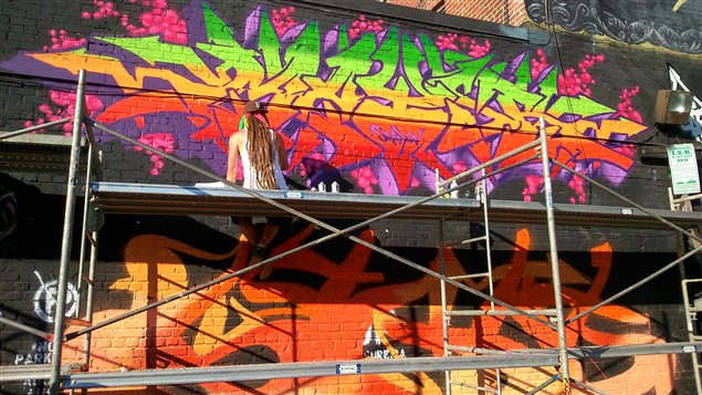 Grafitero en acción.
