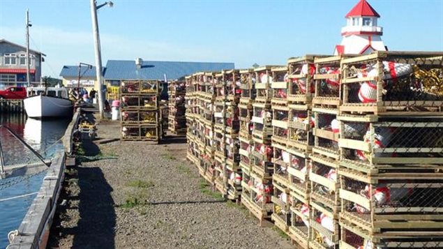 Un premier navire revient au quai de Pointe-du-Chêne à Shédiac pour embarquer un deuxième chargement de casiers à homard. Un premier navire revient au quai de Pointe-du-Chêne à Shédiac pour embarquer un deuxième chargement de casiers à homard.